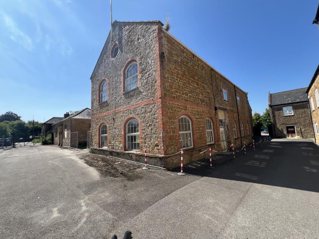 Lot: 70 - MULTI-FACETED RESIDENTIAL AND COMMERCIAL SITE WITH POTENTIAL - View of the side and rear of Unit 1- Warehouse